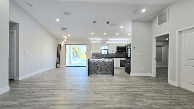 4020 NW 41st Pl in Cape Coral, FL - Building Photo - Building Photo