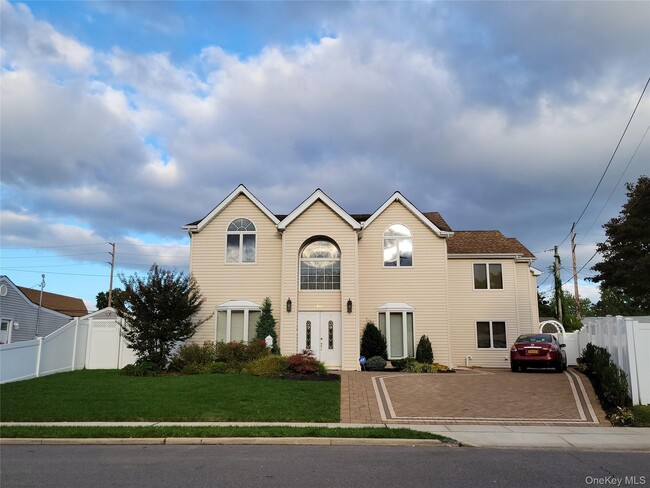 4143 Harriet Rd in Bethpage, NY - Building Photo - Building Photo