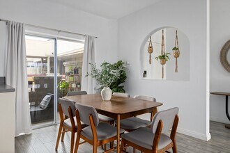 4301 Fulton Ave, Unit Apt 305 in Los Angeles, CA - Foto de edificio - Building Photo