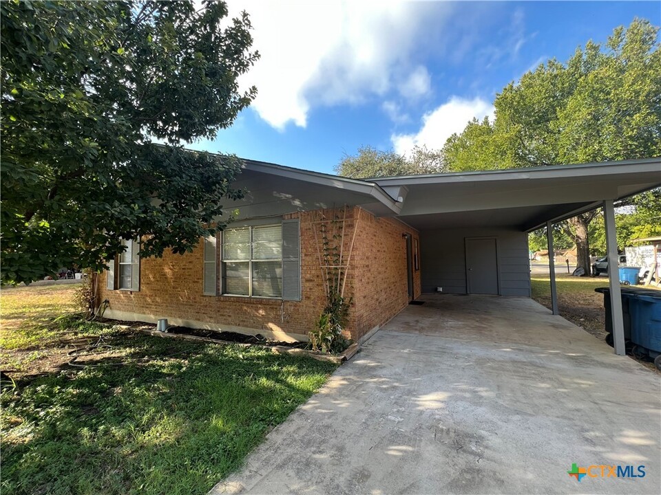 1762 Kuehler Ave in New Braunfels, TX - Building Photo