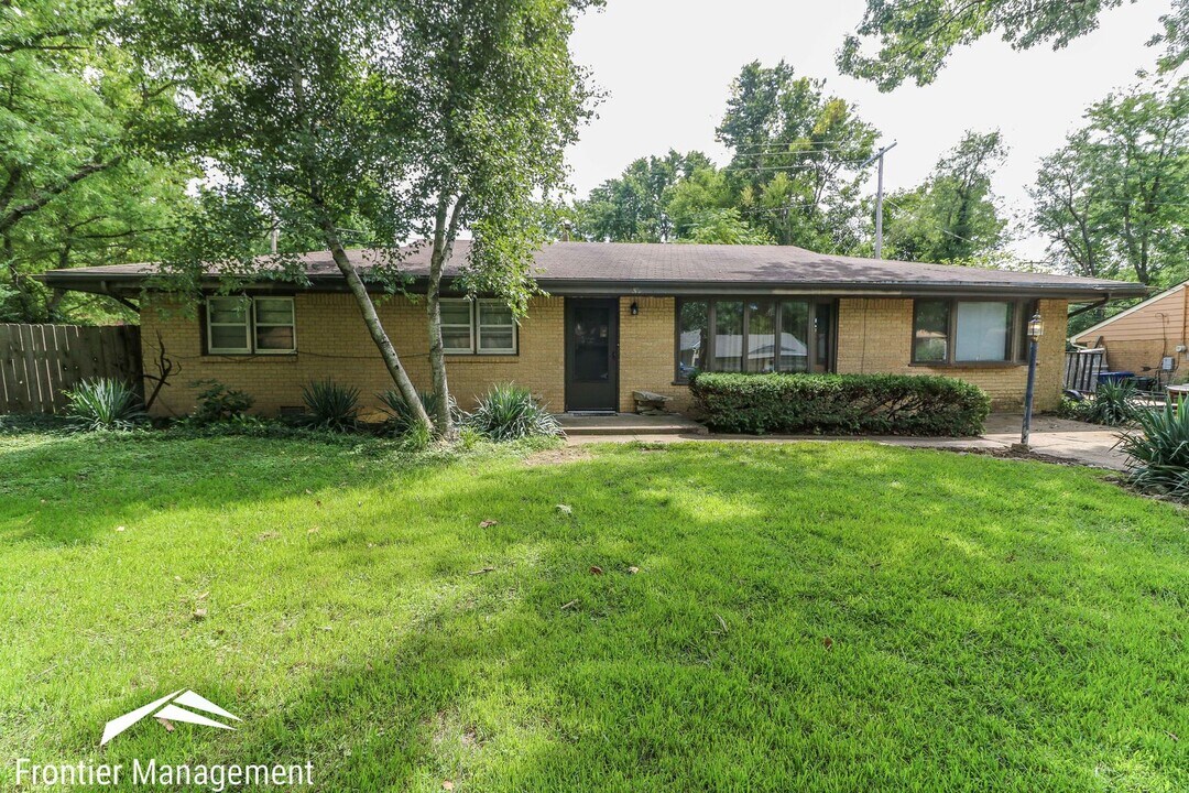 2429 Hobbs Dr in Manhattan, KS - Building Photo