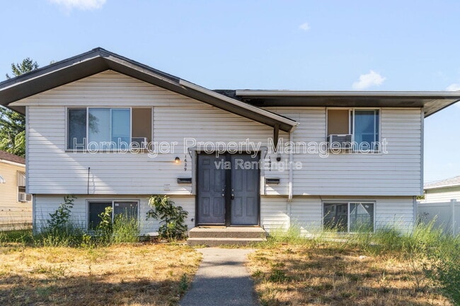 property at 1631 E Rowan Ave