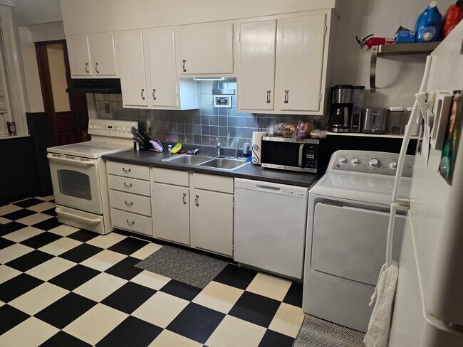 215 W Burnett Ave, Unit First Floor One Bedroom in Louisville, KY - Building Photo - Building Photo