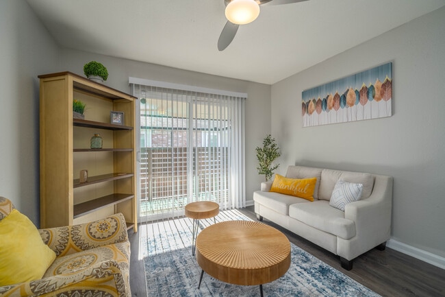 Los Prados Apartment Homes in Houston, TX - Building Photo - Interior Photo