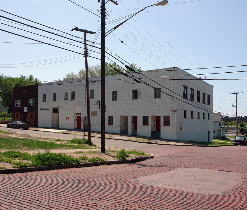 1244 Moore St in Akron, OH - Foto de edificio