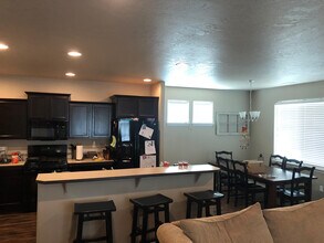 2651 NE 6th Dr in Redmond, OR - Foto de edificio - Building Photo