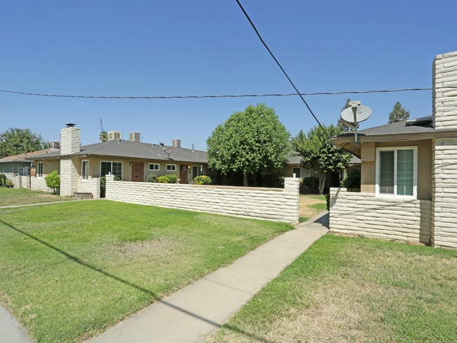 4481-4497 E Sierra Madre Ave in Fresno, CA - Building Photo - Building Photo