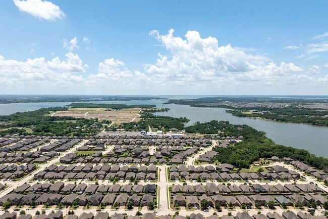 721 Lake Pleasant Rd in Little Elm, TX - Foto de edificio - Building Photo