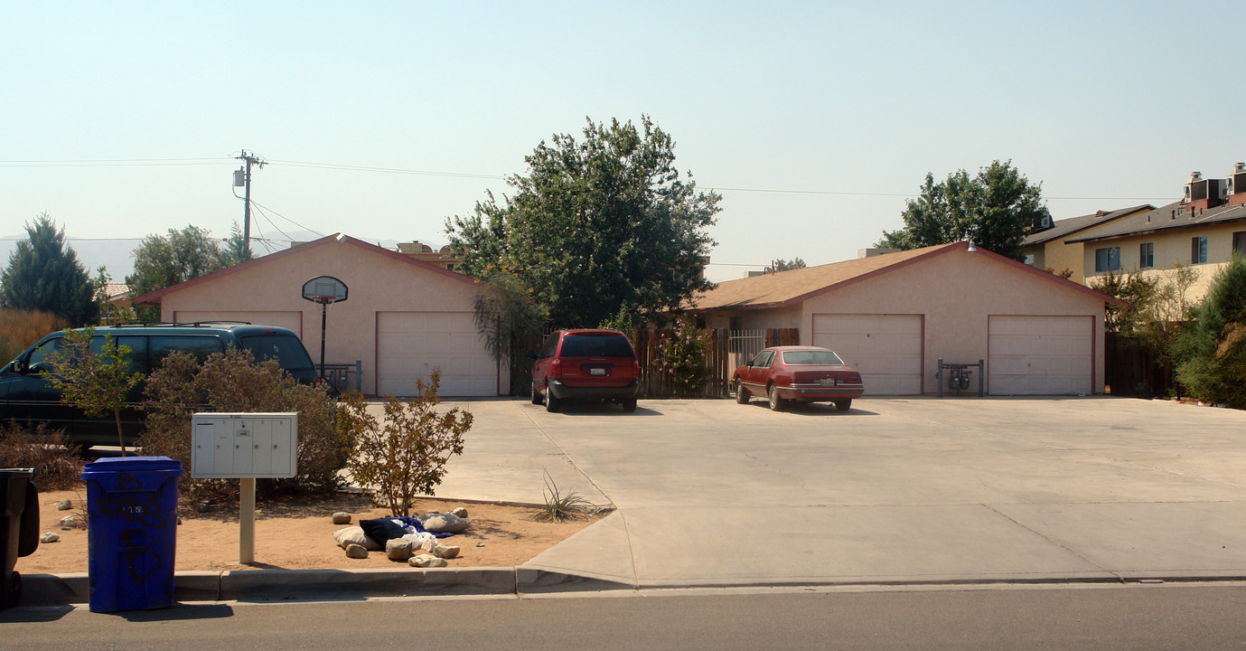 21625 Bear Valley Rd in Apple Valley, CA - Building Photo