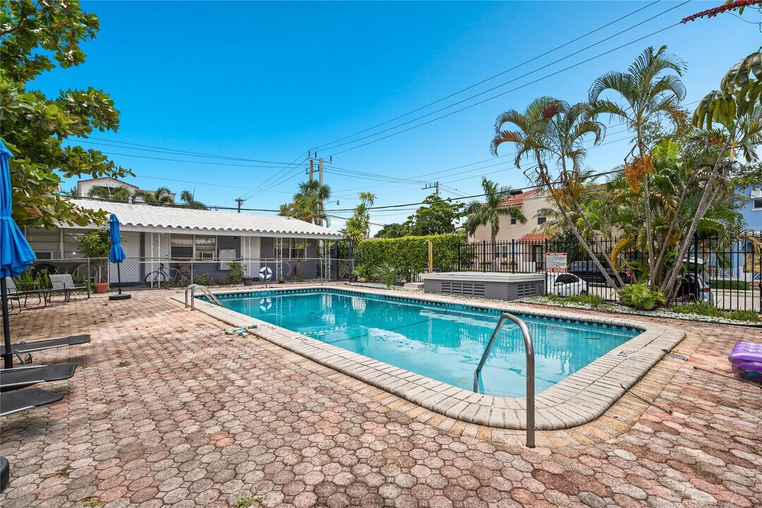 913 NE 18th Ave in Fort Lauderdale, FL - Building Photo