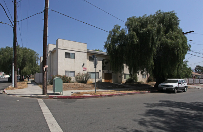 11151 Arminta St in Sun Valley, CA - Foto de edificio - Building Photo