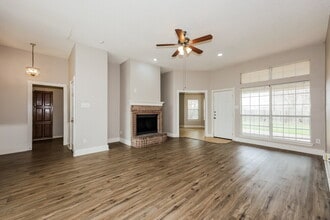 724 Nicole Dr, Unit 108 in Burleson, TX - Building Photo - Building Photo