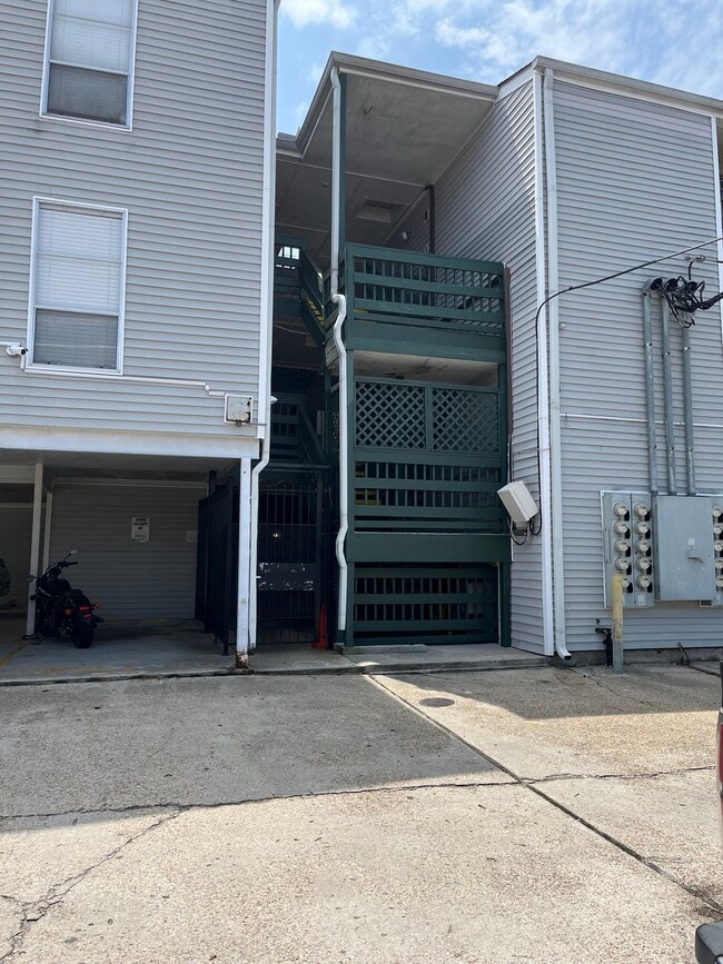 4101 Hessmer Ave, Unit 311 in Metairie, LA - Foto de edificio - Building Photo