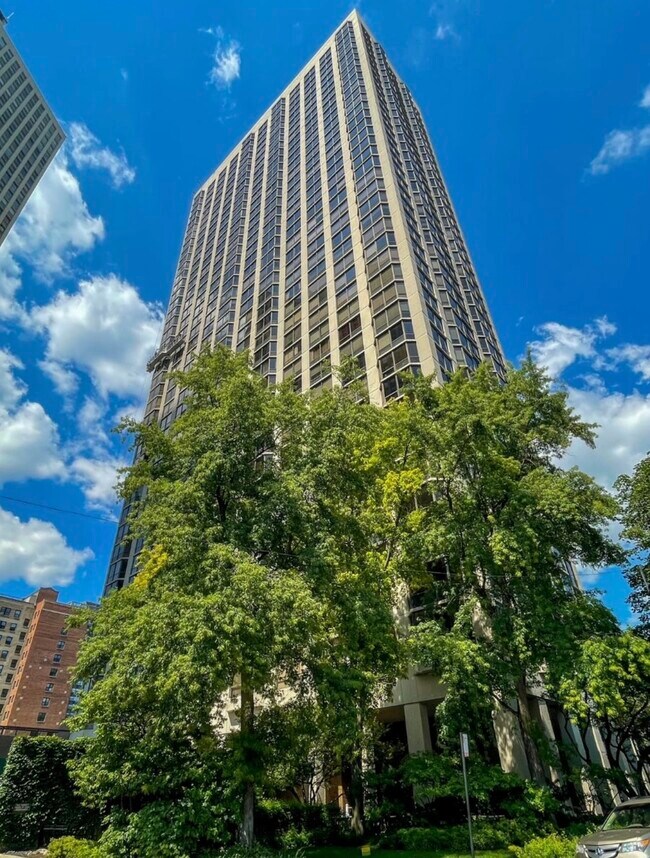 2650 N Lakeview Ave, Unit 3106 in Chicago, IL - Foto de edificio - Building Photo