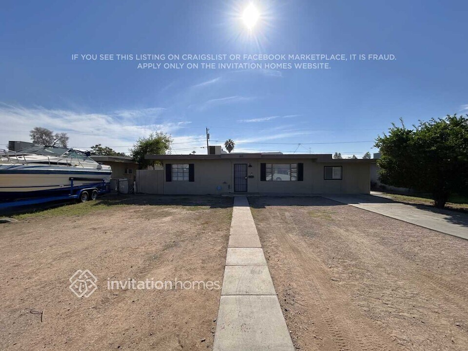 1811 E Clarendon Ave in Phoenix, AZ - Foto de edificio