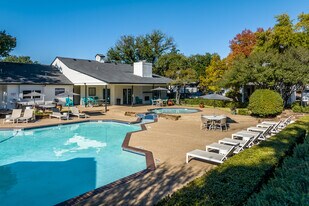 Oaks at Duck Creek in Garland, TX - Building Photo