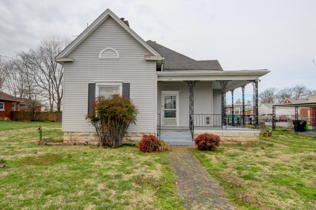 206 S Main St in Elkton, KY - Building Photo