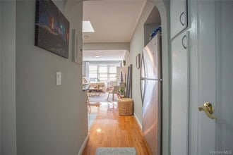 302 E Broadway in Long Beach, NY - Foto de edificio - Building Photo