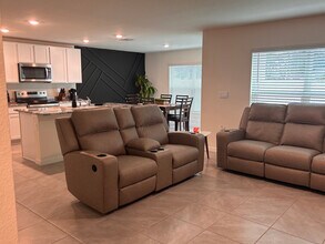 37493 Sharks Eye Ln in Zephyrhills, FL - Building Photo - Building Photo