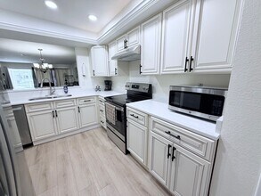 7004 W Country Club Dr N in Sarasota, FL - Building Photo - Building Photo