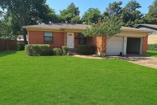 822 Bandera Ln in Garland, TX - Building Photo