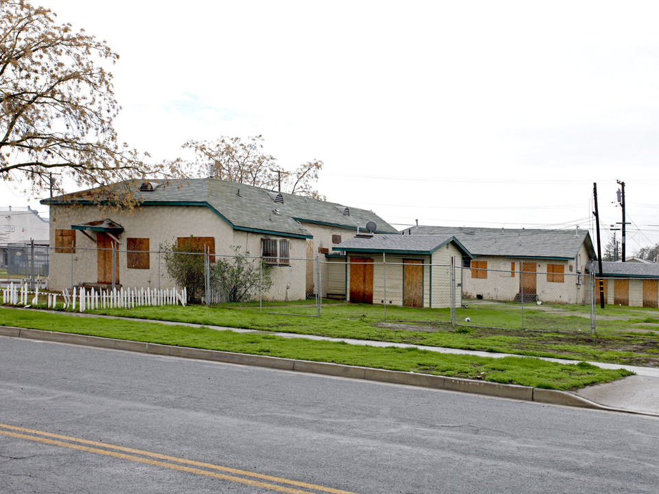 127 Camron Ave in Tulare, CA - Building Photo