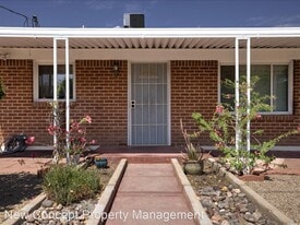 3351 N Los Altos Ave