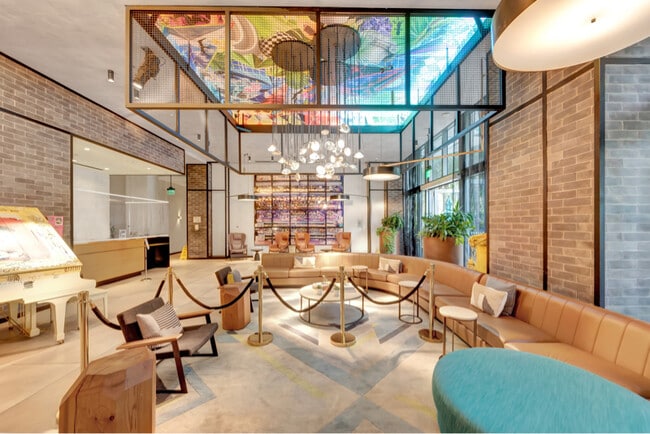 121 NE 34th St in Miami, FL - Building Photo - Building Photo