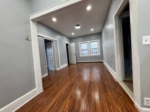 51 Poe Ave, Unit 3rd FL in Newark, NJ - Foto de edificio - Building Photo