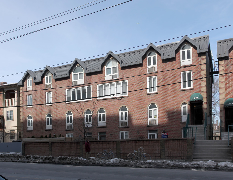 1252 King St W in Toronto, ON - Building Photo