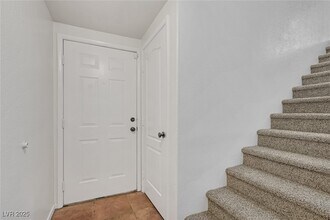 9901 Trailwood Dr in Las Vegas, NV - Building Photo - Building Photo