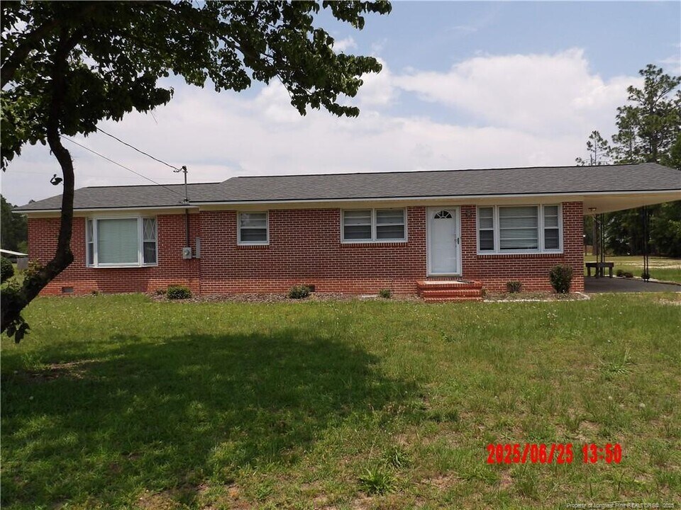 301 W Vinson Ave in Autryville, NC - Foto de edificio