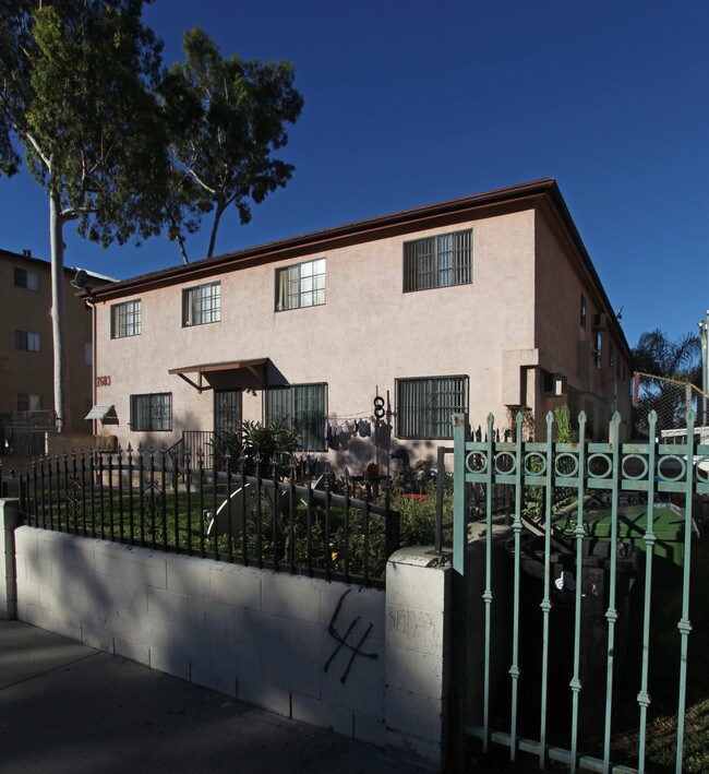 2683 Griffin Ave in Los Angeles, CA - Foto de edificio - Building Photo