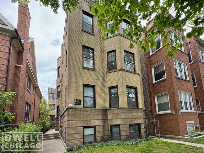 2133 W Giddings St, Unit 2D in Chicago, IL - Building Photo - Building Photo