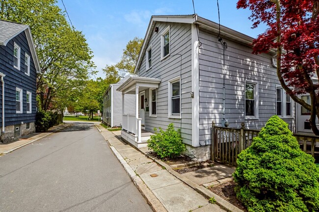 18 Washington Ave in New Bedford, MA - Building Photo - Building Photo