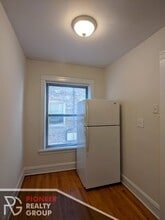 534 W Cornelia Ave, Unit 210 in Chicago, IL - Foto de edificio - Building Photo