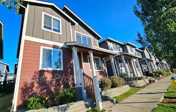 1032 Magnuson Way in Bremerton, WA - Building Photo - Building Photo