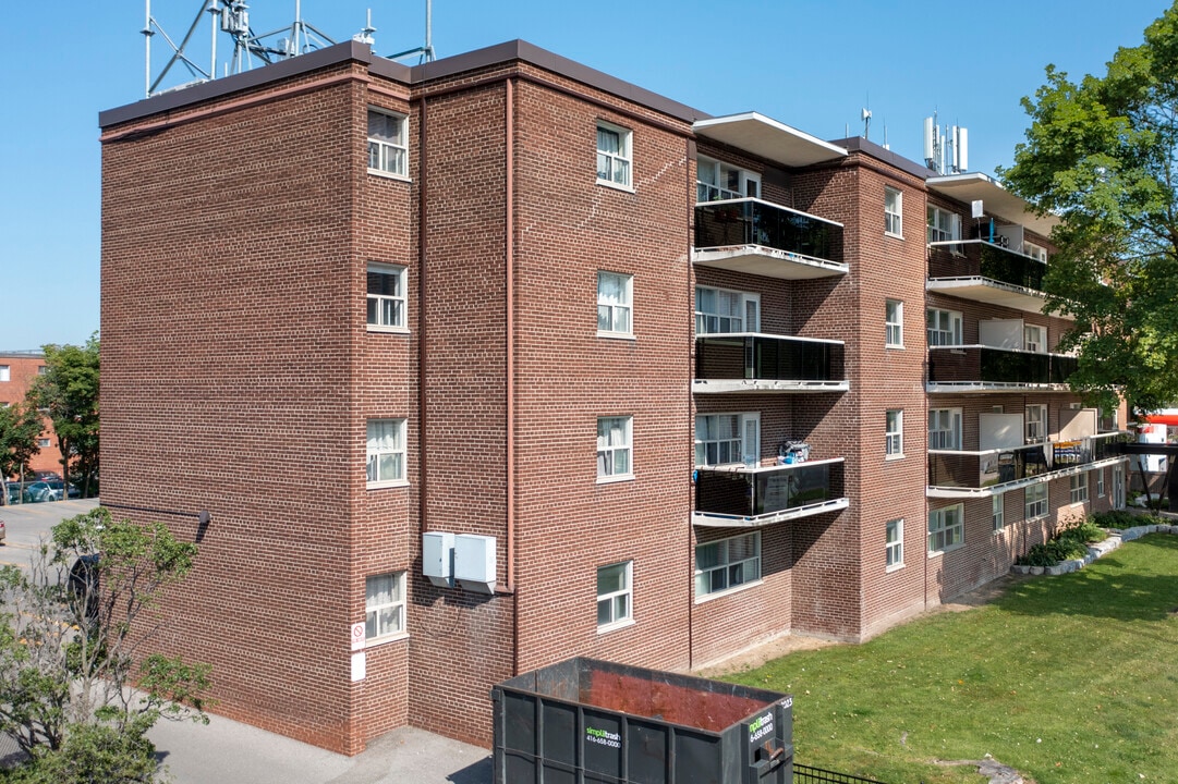 Bayview Apartments in Richmond Hill, ON - Building Photo