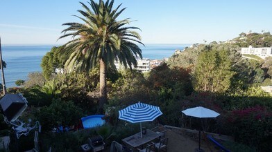 17050 W Sunset Blvd in Pacific Palisades, CA - Building Photo - Building Photo