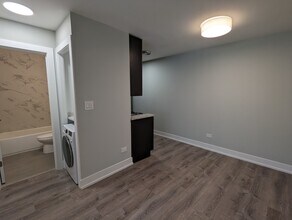 456 W Barry Ave, Unit 308 in Chicago, IL - Foto de edificio - Building Photo