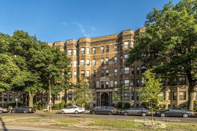 1160 Commonwealth Ave in Boston, MA - Building Photo - Building Photo