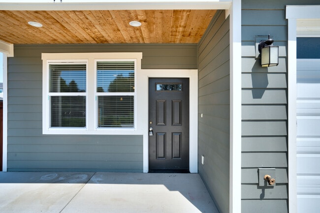 604 F and S Grade Rd in Sedro Woolley, WA - Building Photo - Building Photo