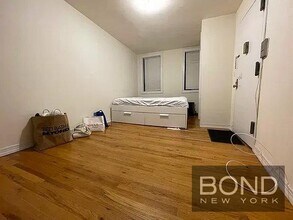 213.5 W 16th St in New York, NY - Building Photo - Building Photo