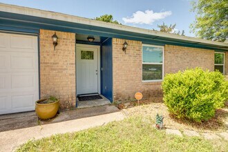 AUGUST PRE-LEASE! Spacious 3 Bedroom 2 Bathroom House on Corner Lot in College Station, TX - Building Photo - Building Photo
