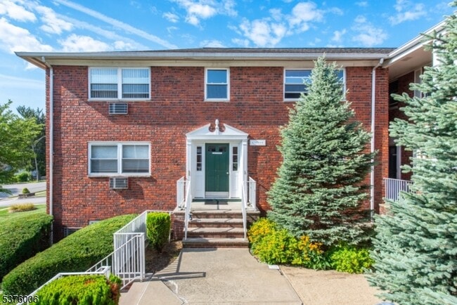 197 N Beverwyck Rd in Parsippany Troy Hills, NJ - Building Photo - Building Photo