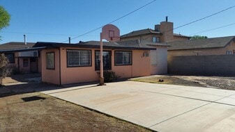 115 E Hillview St in Winslow, AZ - Building Photo
