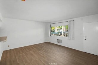 1010 E 32nd St, Unit A in Signal Hill, CA - Foto de edificio - Building Photo