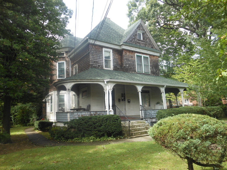 49 N Bergen Pl in Freeport, NY - Building Photo