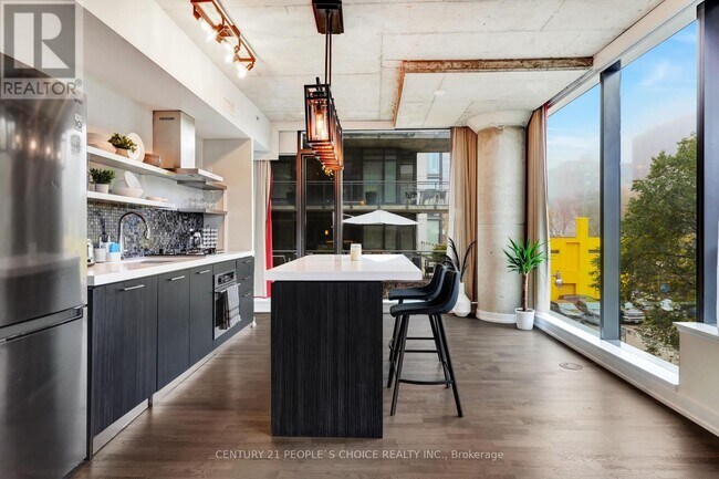 property at 560-560 King St W