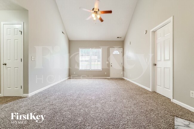 225 Indian Springs Dr in Locust Grove, GA - Foto de edificio - Building Photo